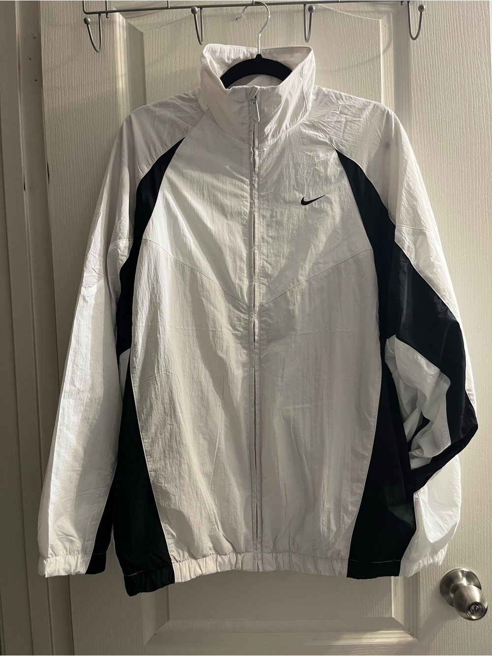 Nike WOMENS OVERSIZED Windbreaker Jacket White Black L Full-Zip Lightweight
